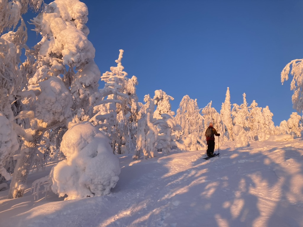 Pyhätunturin ekoyhteisön asukas seisomassa hangella